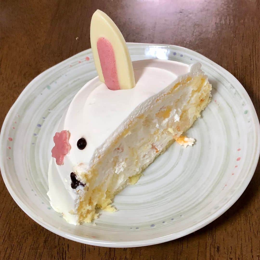 ユーハイム公式さんのインスタグラム写真 - (ユーハイム公式Instagram)「＼アニマルケーキ特集～うさぎのケーキ～／  #ユーハイム　を付けてユーハイムのお菓子時間をシェアいただいた方から、毎月3名様にお菓子をプレゼントしています😀！  9月の素敵投稿賞は @yamada_takao　さん  お月見の時期限定で現れたうさぎのケーキ🌕 実は後ろに小さなしっぽが付いているがポイント！  見事に真っ二つにされたお写真も投稿してくださいました🤣🤣  #お月見　#うさぎ」10月23日 17時05分 - juchheim1909