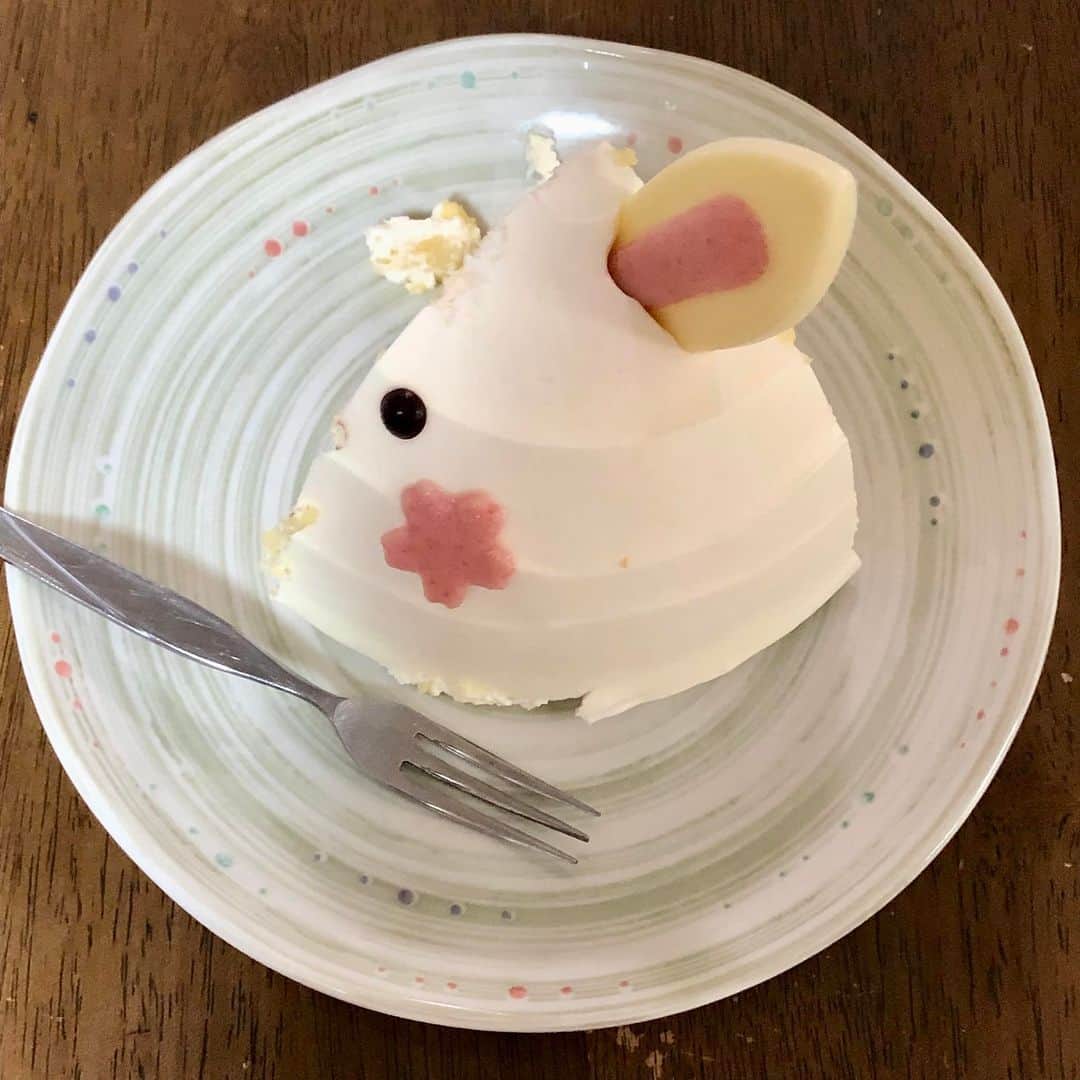 ユーハイム公式さんのインスタグラム写真 - (ユーハイム公式Instagram)「＼アニマルケーキ特集～うさぎのケーキ～／  #ユーハイム　を付けてユーハイムのお菓子時間をシェアいただいた方から、毎月3名様にお菓子をプレゼントしています😀！  9月の素敵投稿賞は @yamada_takao　さん  お月見の時期限定で現れたうさぎのケーキ🌕 実は後ろに小さなしっぽが付いているがポイント！  見事に真っ二つにされたお写真も投稿してくださいました🤣🤣  #お月見　#うさぎ」10月23日 17時05分 - juchheim1909