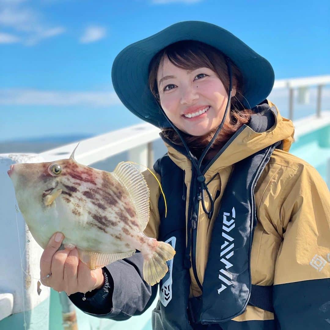 晴山由梨のインスタグラム：「第9回つりジェンヌカワハギフェスタ 今年もアンバサダーとしてゲスト参加させていただきました🌈 @tsurisienne   関東会場には約200名の女性が集結し、 とっっっも華やか&賑やか😍  お久しぶりの方にもたくさん会えて、お話できて嬉しかったです💛  ご参加の皆さま、運営スタッフの皆さまお疲れ様でした！  #つりジェンヌ #つりジェンヌカワハギフェスタ #三崎港 #うらり #釣り大会 #カワハギ釣り #カワハギ釣り大会 #船釣り #沖釣り #女性限定 イベント」