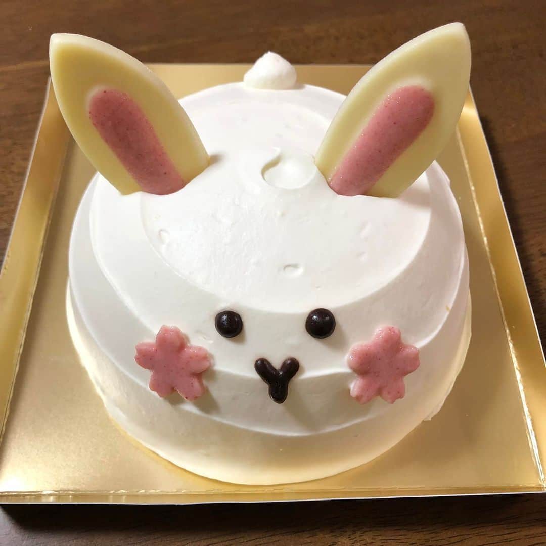 ユーハイム公式のインスタグラム：「＼アニマルケーキ特集～うさぎのケーキ～／  #ユーハイム　を付けてユーハイムのお菓子時間をシェアいただいた方から、毎月3名様にお菓子をプレゼントしています😀！  9月の素敵投稿賞は @yamada_takao　さん  お月見の時期限定で現れたうさぎのケーキ🌕 実は後ろに小さなしっぽが付いているがポイント！  見事に真っ二つにされたお写真も投稿してくださいました🤣🤣  #お月見　#うさぎ」