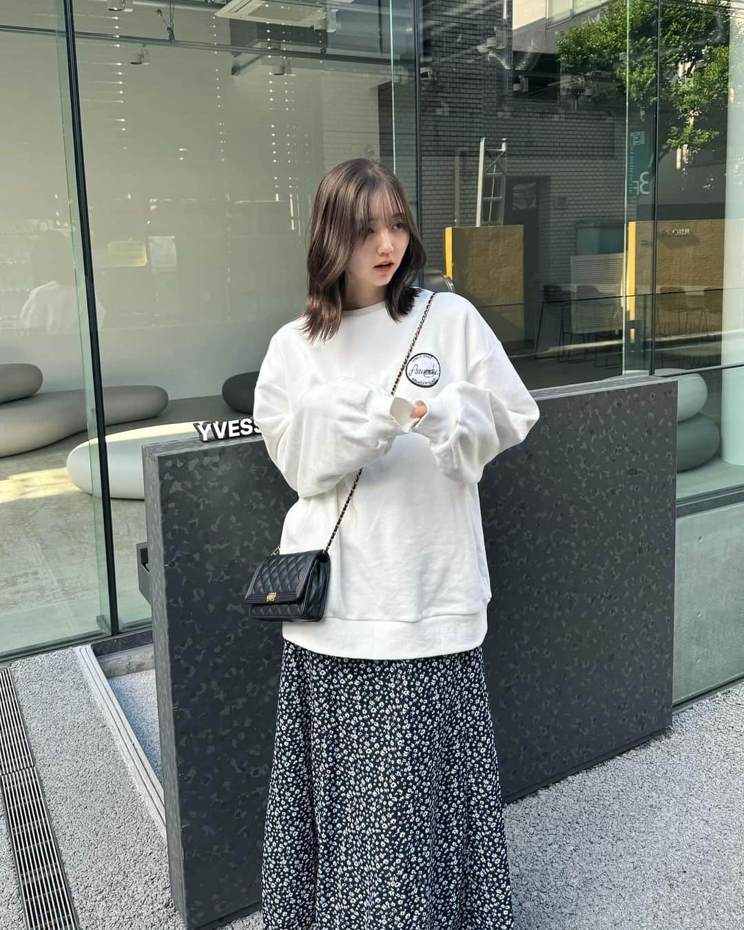 江野沢愛美のインスタグラム：「新しいトリートメントで髪の毛にハイライト仕込んだ？のようなつやつやにしてもらいました☺︎ カラーは安定のオリーブベージュ🫒  ツヤ凄くないですか。以前髪質改善をしたのも相まって相乗効果がすごい。  今回もすなおさんに。何も言わなくても最高にしてくれる天才ギャルおじさん。 なんというトリートメントなのか忘れてしまったので、ぜひ聞いてみてください。笑 @onasu110   #このスカート懐かしい？ #すなおさんこのトレーナー凄い欲しがってたから買ってあげよっと #yvess #hair #haircolor #PR」