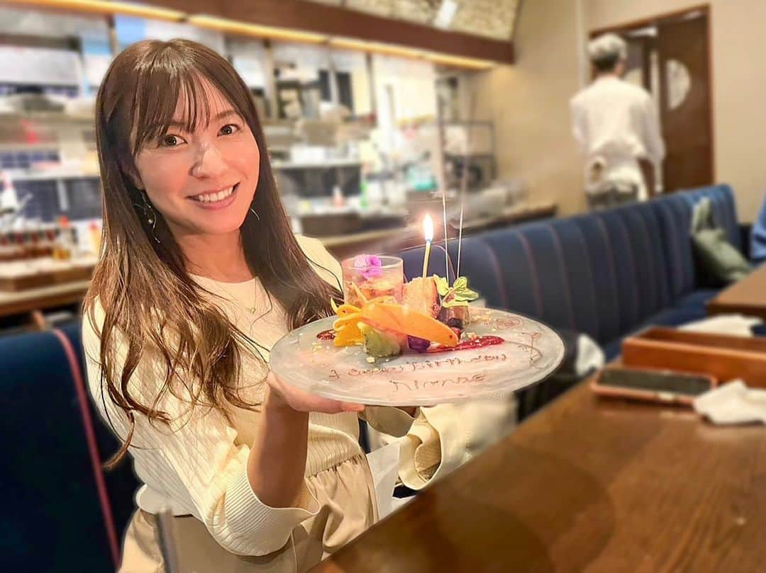 高沢奈苗さんのインスタグラム写真 - (高沢奈苗Instagram)「.  本日また一つ歳を重ねました🎂✨  いつも周りに支えられてばかりの私ですが、感謝の気持ちでいっぱいです🫶  いつも仲良くしてくれてありがとう❤️ いつもInstagramを見て下さってありがとうございます😌🧡  また新たな一年も自分らしく、そして自分のペースで毎日を楽しみたいと思います😌  .  そして、ご報告があります。  お腹の中に新しい命を授かりました。 出産までまだ時間はありますが、この小さな命と一緒に頑張っていきたいと思います。  正直なところまだ不安もあり、ギリギリまで公表を控えようかと悩みましたが、もうお腹も目立つようになってきて、このタイミングでのご報告とさせて頂きます。  ちなみにゴルフの方は担当医と相談し、安定期に入ってからはリフレッシュ程度にクラブを振っております🏌️‍♀️  私の場合、今までの人生に運動は不可欠だったので、全くやらなくなる方が身体に良くないと言われました。 妊娠初期はマイナートラブルもあったり、つわりもあったので控えてはいましたが。  お仕事関係でご迷惑をおかけした事もありました🙇‍♀️💦  そんな私ですが、どうか温かく見守って頂けると幸いです。  引き続きよろしくお願いします😌🌸  .  .  #お誕生日 #ご報告 #mybirthday」10月23日 17時07分 - nanaetakasawa