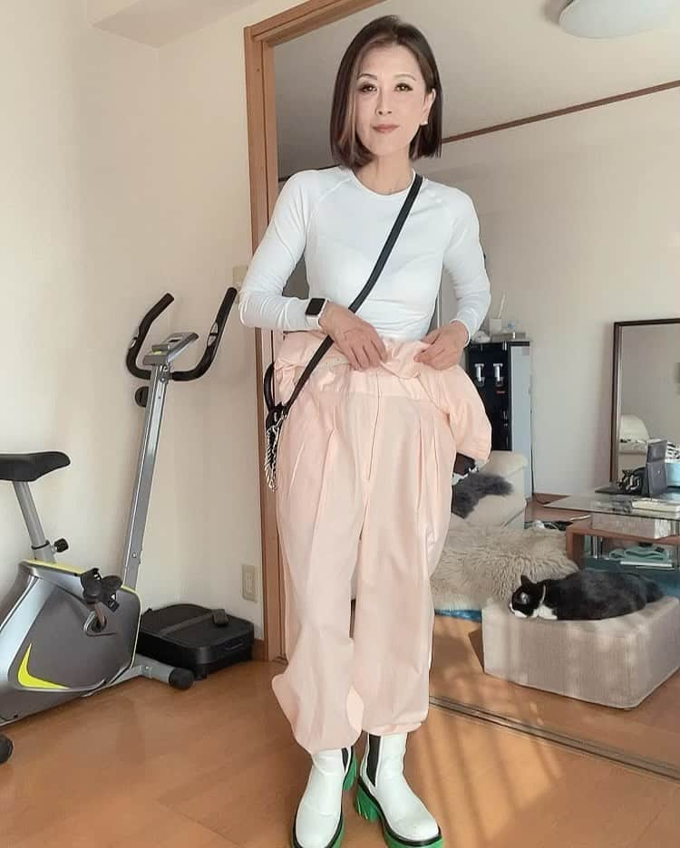 Naoko（なおこ）のインスタグラム：「🥸 🥸 🥸 🥸 🥸 髪ば染めたり切ったり まつ毛ば付けたり 身体中の毛ば剃ったり抜いたり 眉毛ば描いたり塗ったり  皮膚に注射うったり 糸ば入れたり 電気ばあてたり🤣🤣🤣🤣🤣  女子はいそがしかー お金もかかるー  しかも 美容は 痛みも伴うのよね  女子は強くて 可愛いね😊😊😊😊😊  #韓国眉毛 #美容女子  #筋トレ女子 #フィットネス女子#フィットネス#Fitness#筋トレ女子と繋がりたい #筋トレ好き#筋トレ好きと繋がりたい#減量 #くびれ#美ボディ #アラフィフ#アラフィフコーデ#ボディメイク #50代#健康 #熊本 #kumamoto」