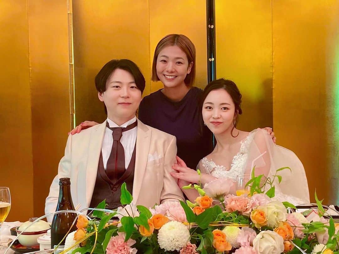 森万由子のインスタグラム：「韓国語で結婚式の司会をしました🇰🇷  大切な友人の結婚式。  2人は日本と韓国の国際結婚。 2人のために、私ができる心からの贈り物は何か。  今年の5月から韓国語の勉強を始めました。  そして今日ついに、韓国語と日本語の二か国語で司会をさせていただきました。  国を超えて新しいひとつの家族が生まれる瞬間に立ち会うことができて、本当に幸せです。  社会人になってから一番勉強をした半年間。  至らないところもたくさんあったと思うけれど、この瞬間のために頑張ってきてよかった。  人生の節目に一緒に居させてくれてありがとう！  2人とも本当におめでとう！ どうか末永く幸せに！」
