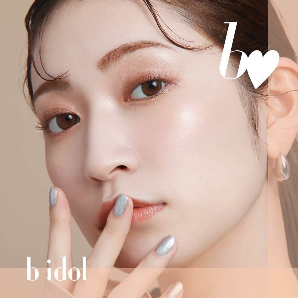 吉田朱里のインスタグラム：「本日 @bidol_official  #ごまかしシャドウ 発売日です❤️ . こんなに小さいのに 使い方の幅が広すぎる 多機能アイテムです。 . メイク好きの方から初心者さんまで 使えば全員今よりメイクの技術がアップする。 そんなアイテムになってます！ . 使い方沢山あるので よかったらYouTube見てくださいね！！ . #ごまかしシャドウ でみんなのお気に入りの 使い方や、レビュー投稿して拡散してくれたら めっちゃ幸せです🩷」