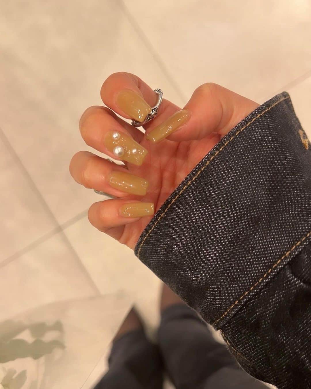LISAのインスタグラム：「お気に入りのネイル🍂🦪 撮影ため少しの間さよならです☺️ ayaさんの長さ出し綺麗すぎて自分の爪みたい。」