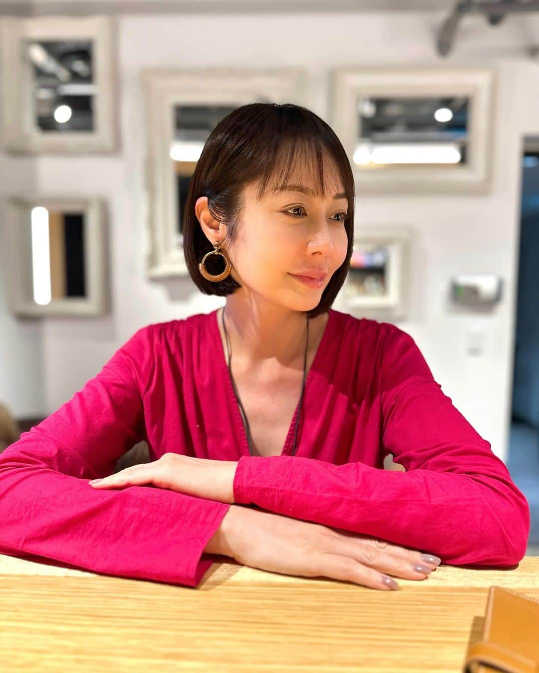 藤井美加子のインスタグラム：「💇‍♀️ 約3ヶ月振りに美容室へ行きました。  実は髪の毛（頭皮）に大きな悩みを抱えていて誰にも見せたくなかったから🫢😭  今やっと友達にも話せるようになったので、実感を込めて悩んでいる方や不安を持つ全ての方へ強くお勧めします！！  【QVC出演のお知らせ📢】 10/24（火）20:00-20:30 📺CS161やQVCHPからもオンタイムで観られます。  #エイジング世代の強い味方  #エイジングケア　 #ヘアーサプリメント  #50代 #三木美加子 #美肌エキスパート #美肌食マイスター #悩みは突然やってくる #頼れる味方ご紹介します #一緒に若々しく輝きましょう #qvc  @ode.to2_al」