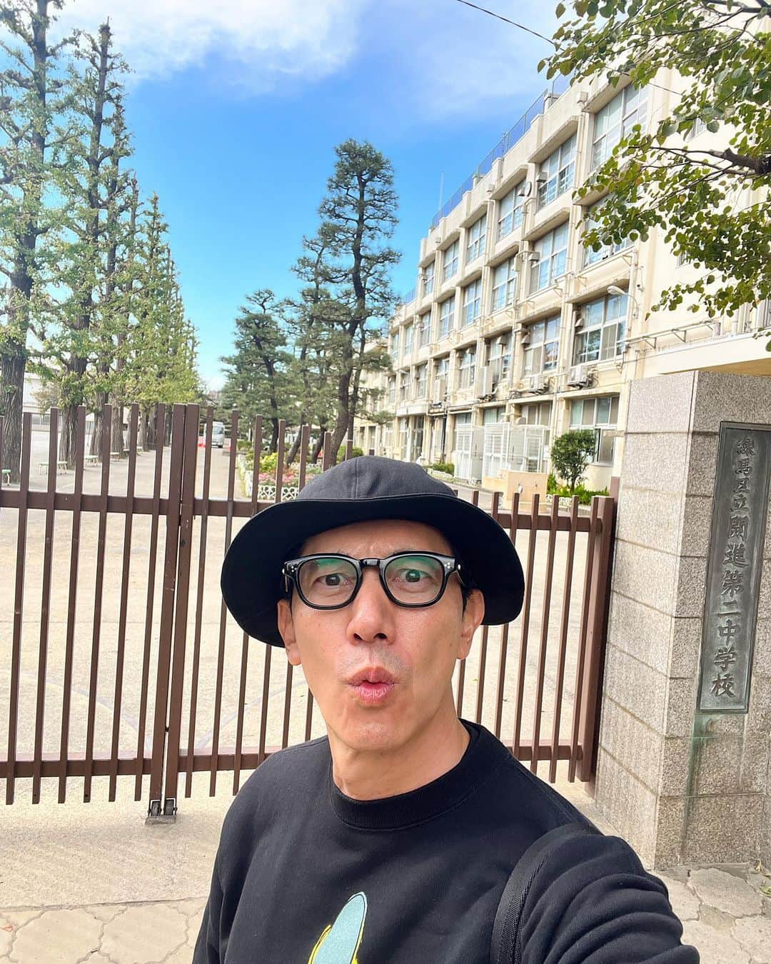 盛岡豊さんのインスタグラム写真 - (盛岡豊Instagram)「撮影が早く終わり、次の約束まで時間があったので、途中下車して懐かしの母校を見に。20年以上振りだ〜。色んな記憶がよみがえる。 からの、豊島園までテクテク歩いて、天然温泉庭の湯さんへ。ここいい。めっちゃいい！ 風呂入って岩盤浴して、頂いたばかりの台本読んで…追憶に浸りながら寝る😪  最高だわな。  #開進第二中学校 #豊島園 #庭の湯」10月23日 15時41分 - yutakabob