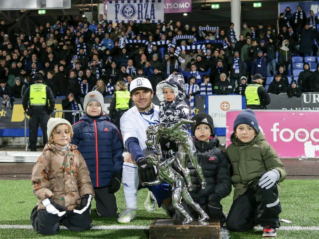 ペルパリム・ヘテマイのインスタグラム：「Champions of Finland x2🔵⚪️」