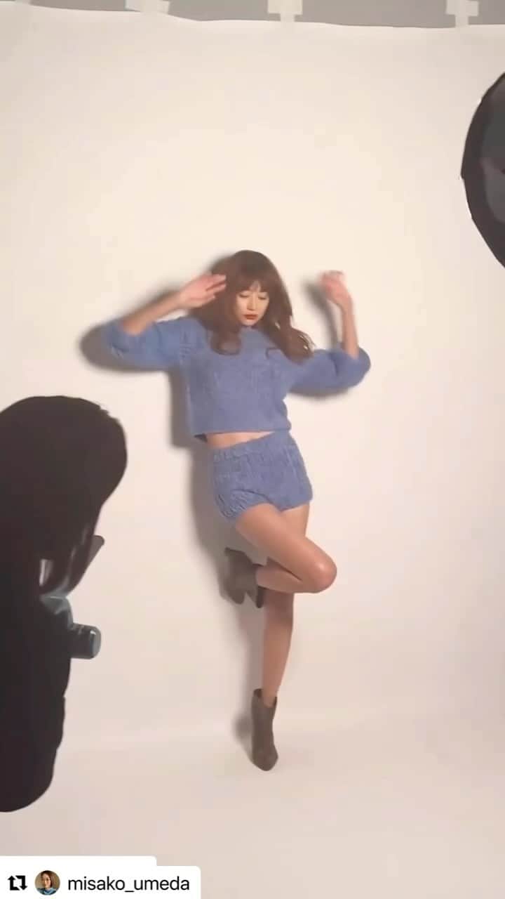 のインスタグラム：「@misako_umeda  Thank you 🙏  発売中の　@androsy_tkj  楽しかった撮影風景ご覧ください 元気になりますよ  Beautiful @youn1029 💄」