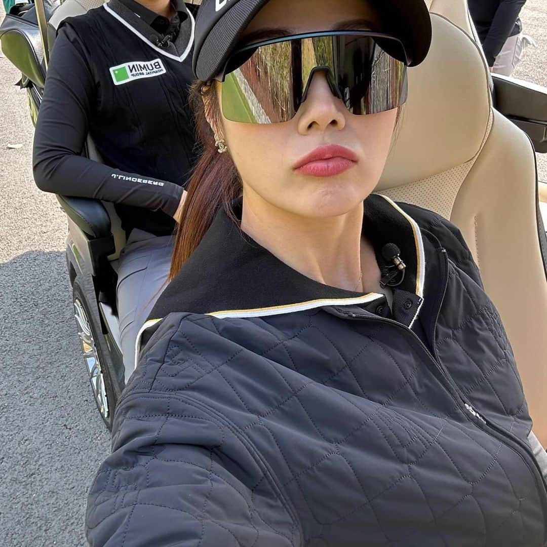 キム・ハヌルのインスタグラム：「오클리 신상 너무 예뿌쟈나🩵  #Ownyourgame #BeWhoYouAre #Oakley #OakleyKorea 감사합니다 🙏」