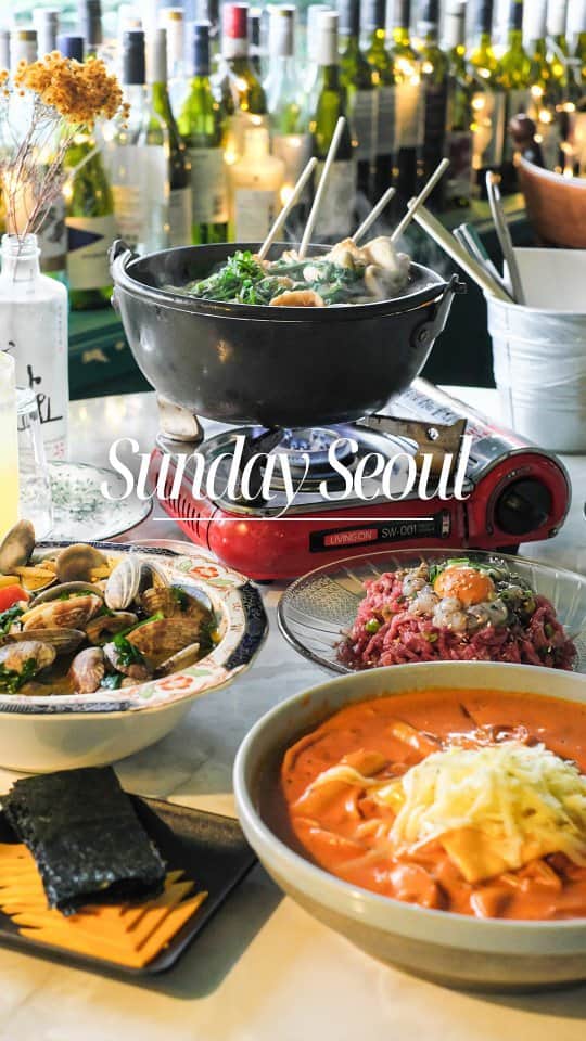 Erinaのインスタグラム：「Have you tried this Newtro <New -Retro > Korean Restaurant in Chatswood?🇰🇷🇰🇷🇰🇷 @sundayseoul_syd  They serve unique trendy Seoul dishes that you will not find it anywhere in Sydney!   -Clam and Prawn Stew 바지락새우술찜  -Rose Tteokbokki (Rice Cake) 로제떡볶이  -홍합오뎅탕 / Skewered Oden w cooked live mussel  -Raw beef/ Octopus Yukhoe 육회」