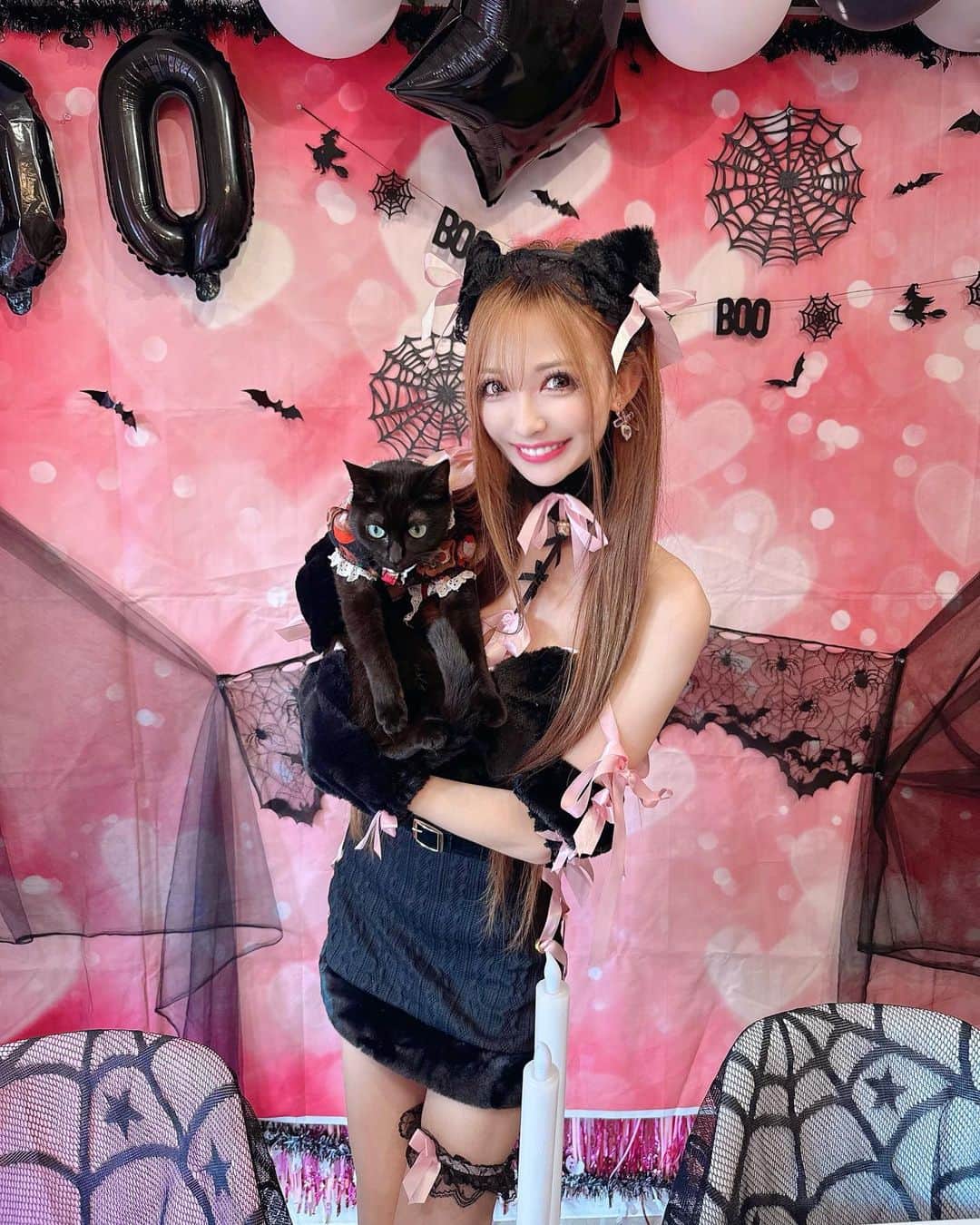 寿リリカさんのインスタグラム写真 - (寿リリカInstagram)「♡ りなちゃんちかちゃんと💓リメンバーでHalloweenアフタヌーンティー🎃👻🐈‍⬛🩷🖤 ♡ ピンク🩷ブラック🖤黒猫デビルがテーマのアフタヌーンティーで可愛かったぁ🐈‍⬛💓💓💓💓 ♡ 店内の飾り付けもぜ〜んぶが映えすぎてて🥰💓💓オーナーのまいさんも店長のミコさんも優しくてだいすきなカフェなのっ😍💕💕✨💖 ♡ ミコさんの愛猫ふーちゃんも来てくれてリアル黒猫ちゃんとツーショットも🐈‍⬛🐈‍⬛ ♡ まいさんがパンケーキも焼いてくれて、スイーツもどれも美味しかったぁ😍💓💓 ♡ ちえちゃんは来れなくなって残念だったよぉ🥹また次はクリスマス会しようね😍🎄💕 ♡ #リメンバー #ハロウィンアフタヌーンティー #ヌン活 #ハロウィンコスプレ #コスプレ #黒猫 #halloween #afternoontea #pr」10月23日 15時48分 - ririkakotobuki