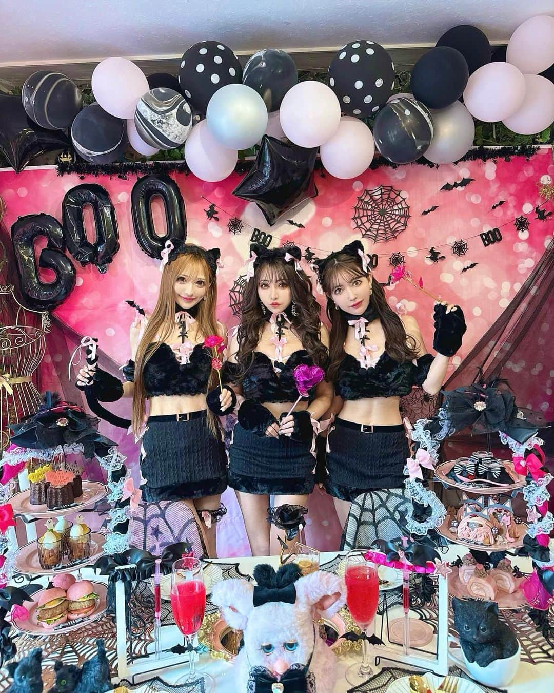 寿リリカのインスタグラム：「♡ りなちゃんちかちゃんと💓リメンバーでHalloweenアフタヌーンティー🎃👻🐈‍⬛🩷🖤 ♡ ピンク🩷ブラック🖤黒猫デビルがテーマのアフタヌーンティーで可愛かったぁ🐈‍⬛💓💓💓💓 ♡ 店内の飾り付けもぜ〜んぶが映えすぎてて🥰💓💓オーナーのまいさんも店長のミコさんも優しくてだいすきなカフェなのっ😍💕💕✨💖 ♡ ミコさんの愛猫ふーちゃんも来てくれてリアル黒猫ちゃんとツーショットも🐈‍⬛🐈‍⬛ ♡ まいさんがパンケーキも焼いてくれて、スイーツもどれも美味しかったぁ😍💓💓 ♡ ちえちゃんは来れなくなって残念だったよぉ🥹また次はクリスマス会しようね😍🎄💕 ♡ #リメンバー #ハロウィンアフタヌーンティー #ヌン活 #ハロウィンコスプレ #コスプレ #黒猫 #halloween #afternoontea #pr」