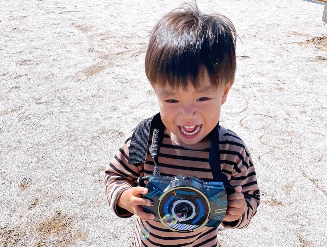 岩崎弘志さんのインスタグラム写真 - (岩崎弘志Instagram)「. 気持ちの良い秋晴れで、シャボン玉日和🫧 ご満悦の息子くんでした🥳  公園に行くと、ウチの3歳児より小さなお子さんと 出会うことがあります✨  よちよち歩きのお子さんを、後ろから優しい 笑顔で見守るご両親👨‍👩‍👧  自分たちにとっては、少し前にタイムスリップした ような光景でした📸  あのよちよち歩きの瞬間はもう過ぎ去ってしまった んだよなぁという寂しさも込み上げます😭  ウチもいつか育児を卒業した時、あんな頃があったね と楽しく振り返れるよう、日常の1日1日を大切に せねば☺️‼︎  そんな気持ちで子供の抱っこを張り切っていたせいか、 しっかりギックリ腰になってしまいましたw 気持ちに体がついてきていない典型的な例ですね🤪  季節の変わり目、どうぞ皆さんもご自愛くださいね✨  #育児奮闘記 #幼稚園児 #シャボン玉 #シャボン玉遊び #シャボン玉大好き #秋晴れの青空 #公園あそび #公園フォト #公園遊び #公園大好き #3歳息子 #息子くん #3歳男の子 #3歳7ヶ月 #幼稚園児 #鹿児島 #鹿児島育児 #鹿児島子育て #鹿児島子連れ #おでかけカゴシマ #kagoshima #kagoshimafan #kagoshimacity #子育てパパ #アナウンサー #tege2 #tegeh #radiko #岩﨑弘志」10月23日 15時49分 - iwasakikoji0326