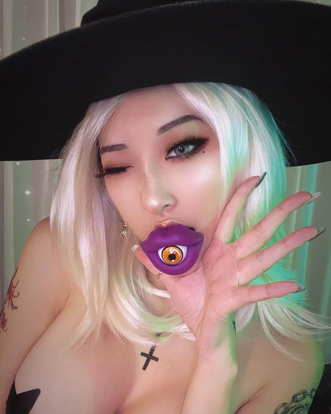 王子妃のインスタグラム：「🎃The Witch is here🎃 本月Patreon主題是淘氣的女巫呀😉 Go on Patreon and do not miss this month’s reward✨  #halloween #witchcosplay #fayprince」