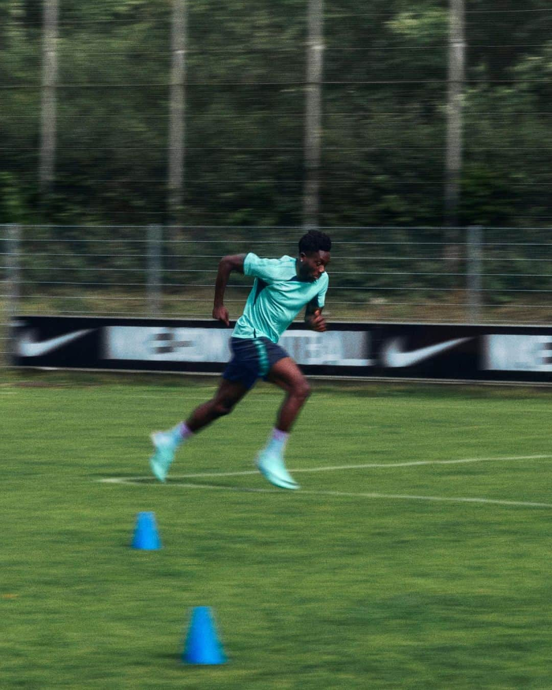 ナイキフットボールさんのインスタグラム写真 - (ナイキフットボールInstagram)「“When they’re on my feet, I feel like a fast, explosive player.”   Alphonso Davies, on the Mercurial Vapor 15  @alphonsodavies is ready to accelerate his season in the 𝐏𝐞𝐚𝐤 𝐑𝐞𝐚𝐝𝐲 𝐌𝐞𝐫𝐜𝐮𝐫𝐢𝐚𝐥 𝐕𝐚𝐩𝐨𝐫 𝟏𝟓 with Zoom Air for a fast, springy feel ⚡️↗️   #NikeFootball」10月23日 16時00分 - nikefootball