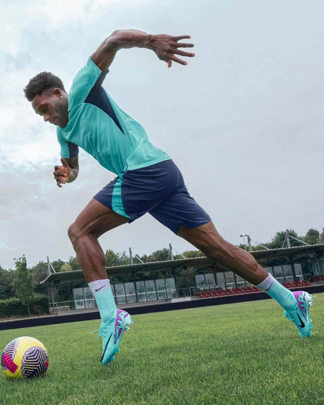 ナイキフットボールのインスタグラム：「“When they’re on my feet, I feel like a fast, explosive player.”   Alphonso Davies, on the Mercurial Vapor 15  @alphonsodavies is ready to accelerate his season in the 𝐏𝐞𝐚𝐤 𝐑𝐞𝐚𝐝𝐲 𝐌𝐞𝐫𝐜𝐮𝐫𝐢𝐚𝐥 𝐕𝐚𝐩𝐨𝐫 𝟏𝟓 with Zoom Air for a fast, springy feel ⚡️↗️   #NikeFootball」