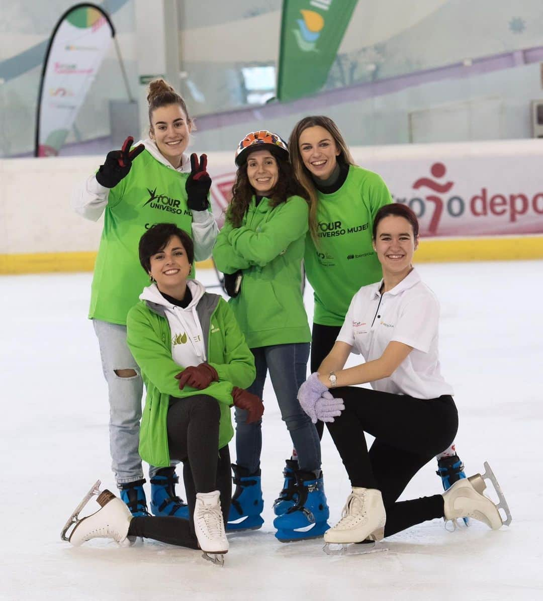 サラ・ウルタドのインスタグラム：「Demasiados momentos 🔝detrás de un @touruniversomujer …  1- La ice-crew 😎⛸️ 2- Si @carolpicatostis me dice ven, lo dejo todo 🗣️💃🏻 3- Mis nuevas mejos 🥹💕 4- El perrete corredor 🐶 5- Una persona maravillosa que cuando laconoces es imposible no amarla @jessexposito 🫶🏼 6- @inmafloresg y @richnrg_ arriesgando su vida en el frío y las alturas para daros el mejor contenido 📷📹 7- Comiendo balonazos como ya es costumbre en cada @touruniversomujer 😅🏐 8- No hay @touruniversomujer sin perreito 😆🤭 9- Yo lo intenté… Pero si no es con “coreografía” yo no puedo boxear 😂🥊 10- La familia que lo hace todo posible 💕   #vivaeltour」