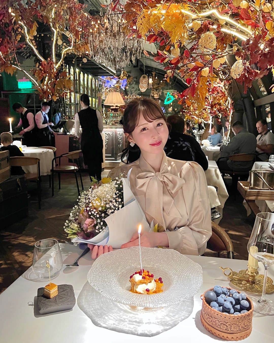 ayakoのインスタグラム：「10/22🎂🥰💕お誕生日でした😝 今年も幸せな一年にします❤️🐻  いつもありがとうございます🌟 みんなのことが大好きです✨👩🏻‍🤝‍👩🏼👩🏽‍🤝‍👨🏾 これからもよろしくお願いします😌💕❣️🌟✨」
