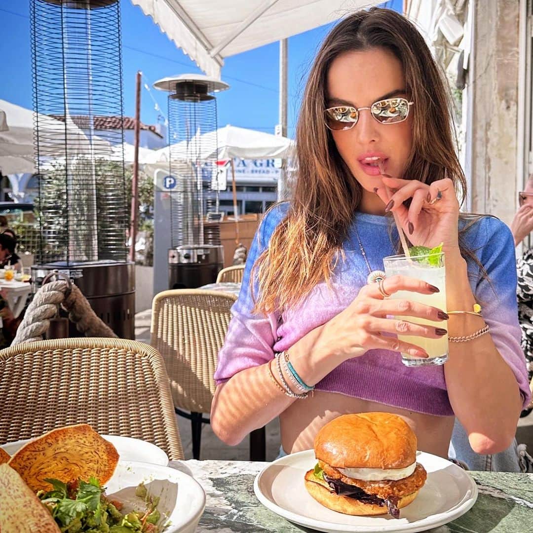 のインスタグラム：「Lately ☀️🌴🍔🩵💭  #photodump #calilife」