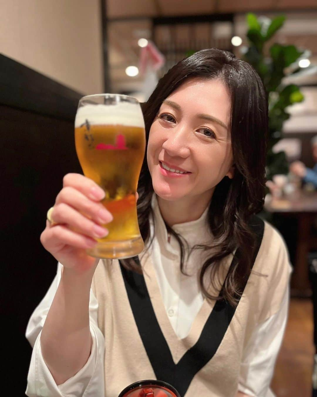 野々村友紀子のインスタグラム：「今月2回目の滋賀県での講演会🍀今回は守山市のとっても立派な市民ホールでお話させていただきました。  1000人くらいの皆様にお越しいただき、本の販売サイン会も大盛況、大変ありがとうございました！ 皆様とお話したり触れ合えて幸せな時間でした♪  日程は違いますが他の講演メンバーの皆様が豪華すぎ✨すごい  滋賀県には親戚がいるので観に来てもらえて嬉しかったです！滋賀のクラブハリエのバームクーヘンをいただいてしまいましたー🧡やったー  帰りは恒例のビールショット🍻 今回は京都駅にて。 京都の漬物がとっても美味しかったなあ。 父親が京都出身なのでよく食べてた味！最高！ 思い出の味ですねー  先日の群馬県講演会帰りの写真との間違い探しみたいになってますが、別日です😆シャツの色が違うもんね！」