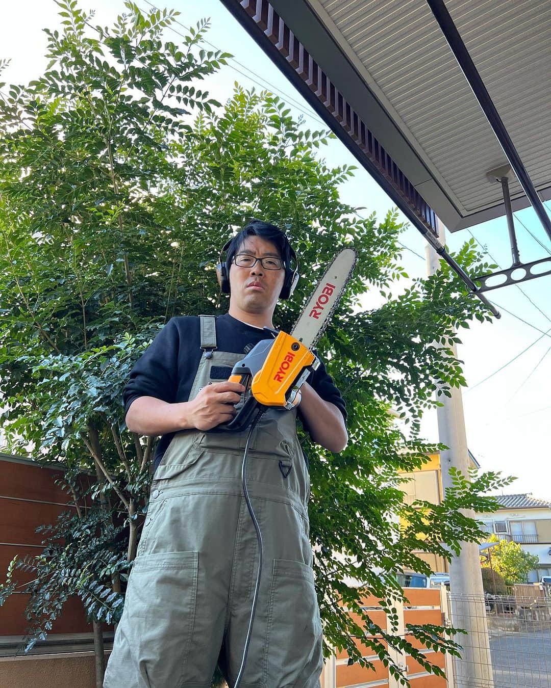 鈴木拓のインスタグラム：「植木が生えすぎて道路にかかってしまったので全部切りました。  実際は手袋つけてますので安心してください。」