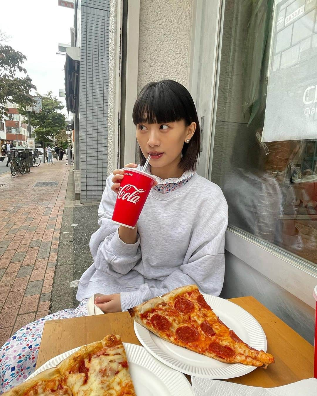 山木コハルさんのインスタグラム写真 - (山木コハルInstagram)「ご機嫌な日々🍕  外で食べるのが気持ちいい季節です🥴」10月23日 16時06分 - yayamakoharyu