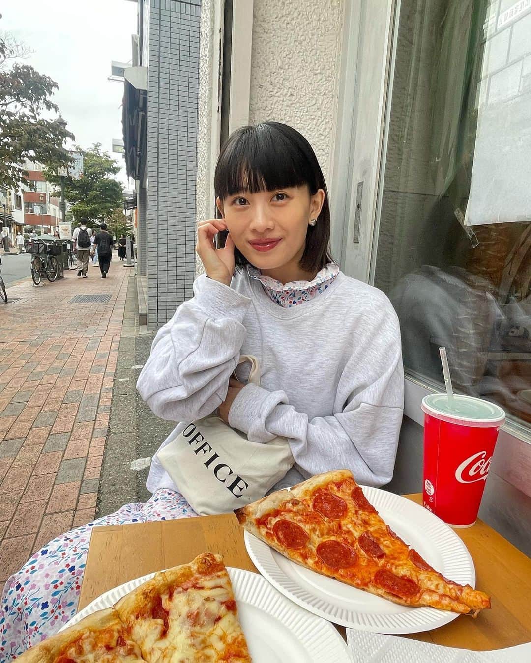 山木コハルのインスタグラム：「ご機嫌な日々🍕  外で食べるのが気持ちいい季節です🥴」