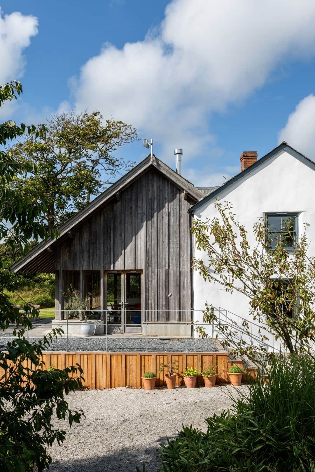 The Modern Houseのインスタグラム：「#forsale Tamar Barns: an ensemble of three beautifully restored farm buildings, close to Bude on the Cornish coast.  Head to the link in our bio to see more of the home and hear from its current owners.  Tamar Barns, Pancrasweek, Devon」