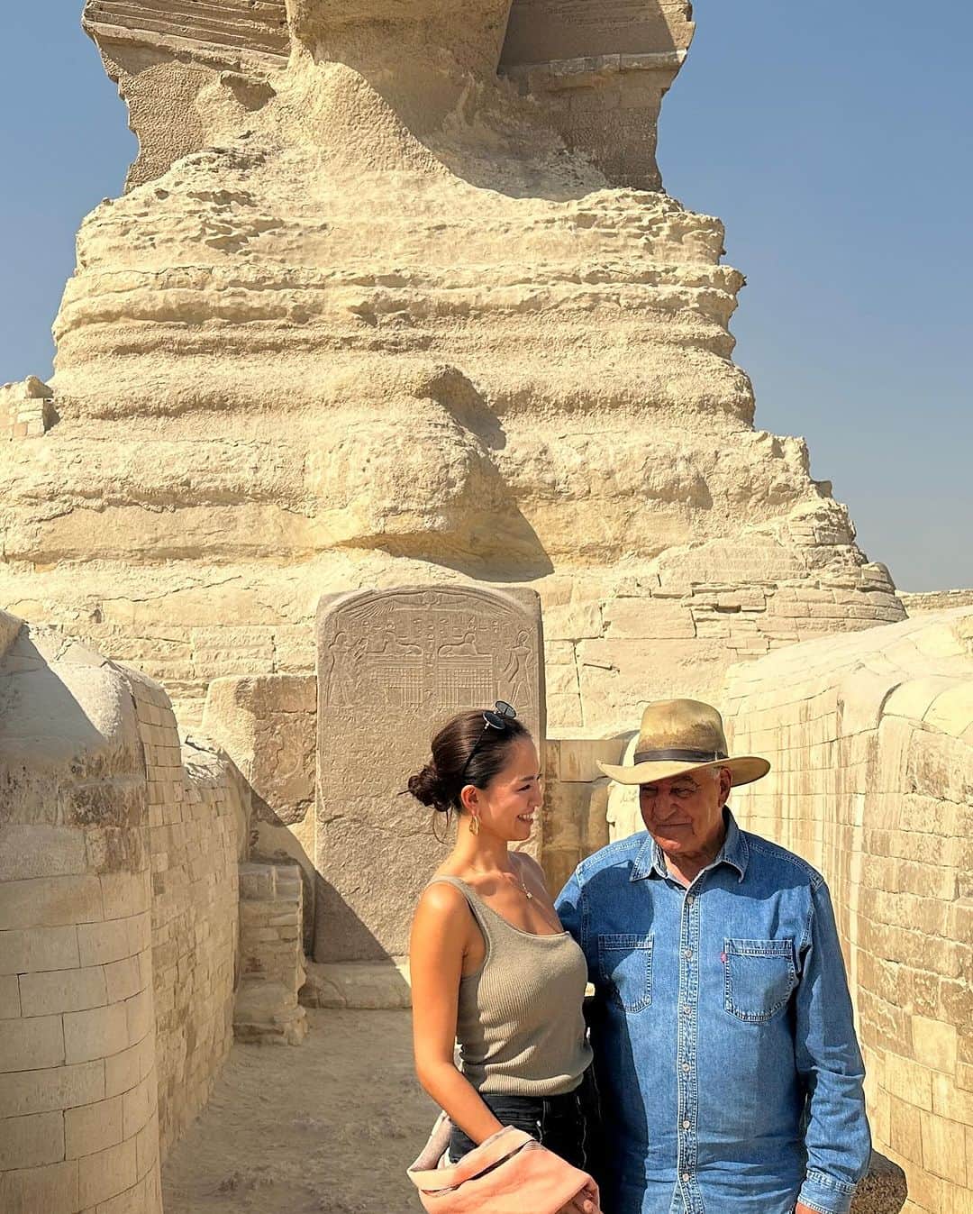 西内ひろさんのインスタグラム写真 - (西内ひろInstagram)「エジプトでの巨匠！！ 考古学者のザヒ・ハワスさん( @zahi_hawass )が なんとスフィンクスの前で古代エジプトの秘密と謎について色々と解説して下さいました🙏  エジプトで、しかもスフィンクスの足元で直接お話しを伺えるなんて夢の様でした😳  Netflixで『Unknown: The Lost Pyramid』のドキュメンタリーにもザヒさん出演されています🙏  埋もれたピラミッドを探しながら4000年以上前の墓や遺物を発見し、歴史を掘り下げるドキュメンタリーはワクワクします！  是非ご覧下さい🙏  またエジプトでの沢山の出会いに感謝です✨  شكرا جزيلا لمساعدتك.  ショコラン🙏❤️ (アラビア語で"ありがとう"と言う意味☺️)  #エジプト #スフィンクス #古代文明 #ザヒハワス #zahihawass  #egypt」10月23日 16時14分 - 0214hiro