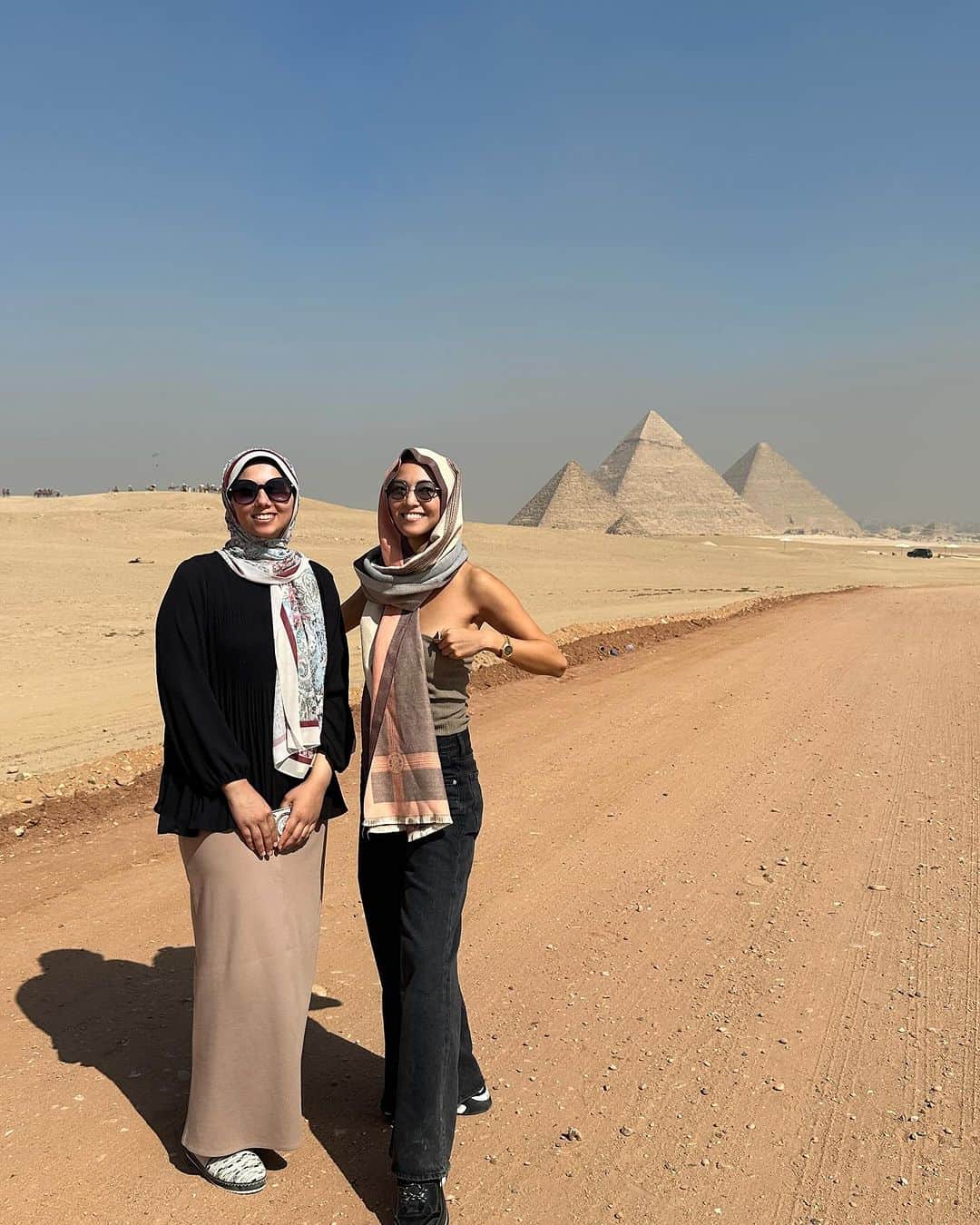 西内ひろさんのインスタグラム写真 - (西内ひろInstagram)「エジプトでの巨匠！！ 考古学者のザヒ・ハワスさん( @zahi_hawass )が なんとスフィンクスの前で古代エジプトの秘密と謎について色々と解説して下さいました🙏  エジプトで、しかもスフィンクスの足元で直接お話しを伺えるなんて夢の様でした😳  Netflixで『Unknown: The Lost Pyramid』のドキュメンタリーにもザヒさん出演されています🙏  埋もれたピラミッドを探しながら4000年以上前の墓や遺物を発見し、歴史を掘り下げるドキュメンタリーはワクワクします！  是非ご覧下さい🙏  またエジプトでの沢山の出会いに感謝です✨  شكرا جزيلا لمساعدتك.  ショコラン🙏❤️ (アラビア語で"ありがとう"と言う意味☺️)  #エジプト #スフィンクス #古代文明 #ザヒハワス #zahihawass  #egypt」10月23日 16時14分 - 0214hiro