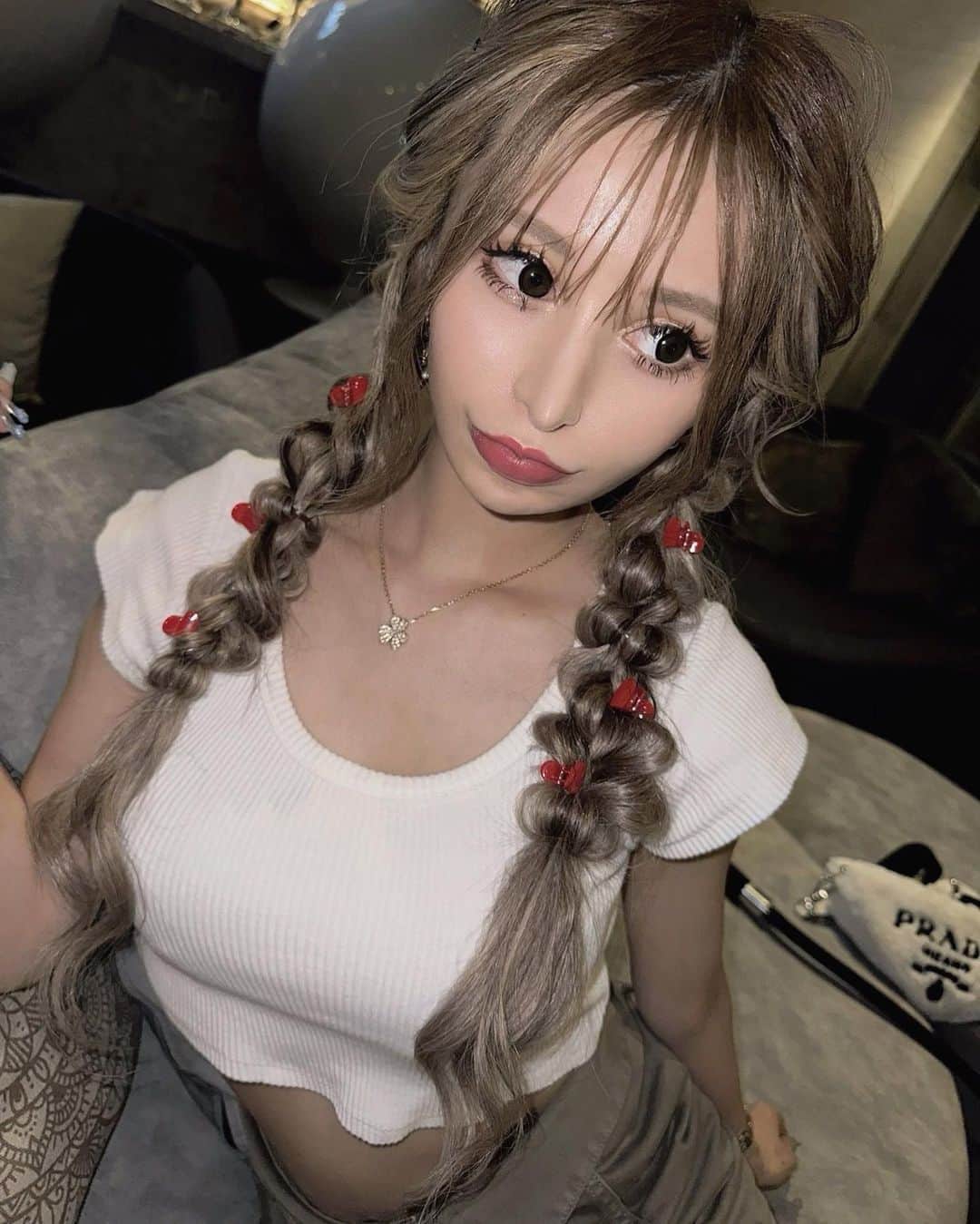 橘ハナさんのインスタグラム写真 - (橘ハナInstagram)「… たまにはコーデの雰囲気女の子ぽくした🌱 … お酒飲む人たちにいいサプリ紹介したい🙋🏼‍♀️ … ワタシお酒飲むと100パー二日酔いになって 次の日動けないし、人より二日酔いレベル高すぎて 結構悩みだったんだけど アスガール【 @asugirl_official 】のおかげで 最近二日酔いゼロ！！！(まじですごい) … SNSで話題のアスガール！ ラムネ味で飲みやすいしこれあげた人たち みんな二日酔い無かったって言ってた😳 … 夜職の人にもおすすめだし これから忘年会とか増えてくるから みんなにもアスガール飲んでみてほしい🫰🏼 … #アスガール #アスガール顆粒 #アスガールしか勝たん #二日酔い対策 #お酒 #シーシャ」10月23日 16時14分 - han.62.so