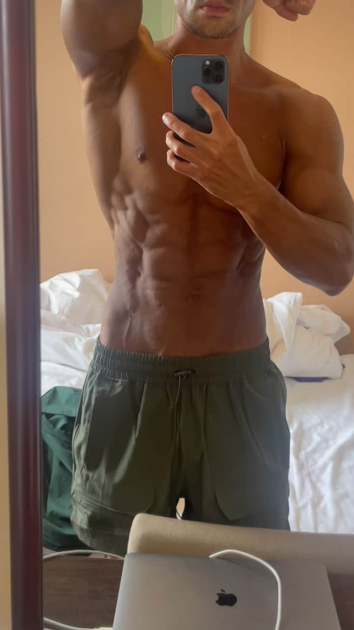 Ethan 佑太 Schellinのインスタグラム：「腕を上げたら誰でもマッチョに見える説？笑 大会前の動画です🔥」