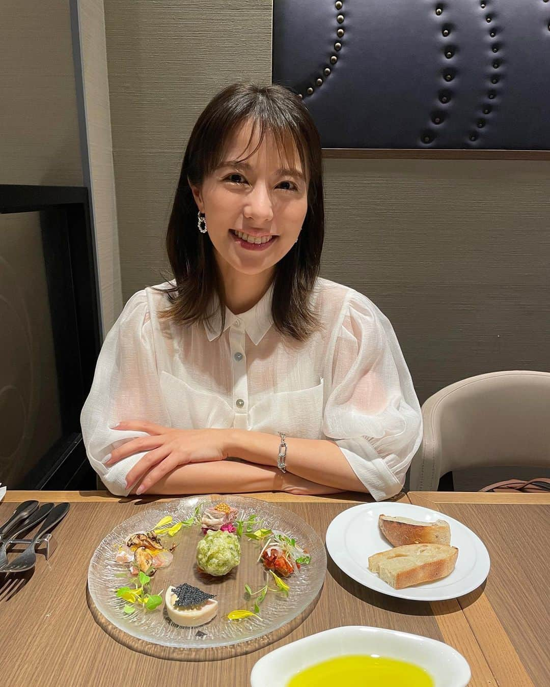 神戸蘭子のインスタグラム：「新生活も何となく落ち着いた夏頃からは、 たまに、ランチへ🍽️  美味しい物と喋り倒してストレス発散です😁  #ママライフ　#ママ会ランチ  #思い出グラム  #男の子ママ　#ママファッション」