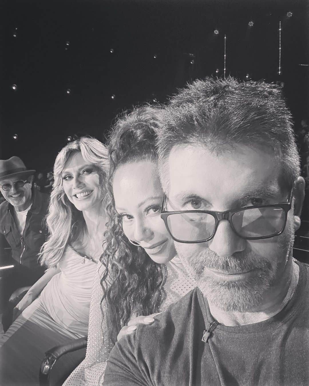 ハイディ・クルムのインスタグラム：「Great Picture @simoncowell  😎😘🩷📸  @officialmelb @howiemandel  @agt」