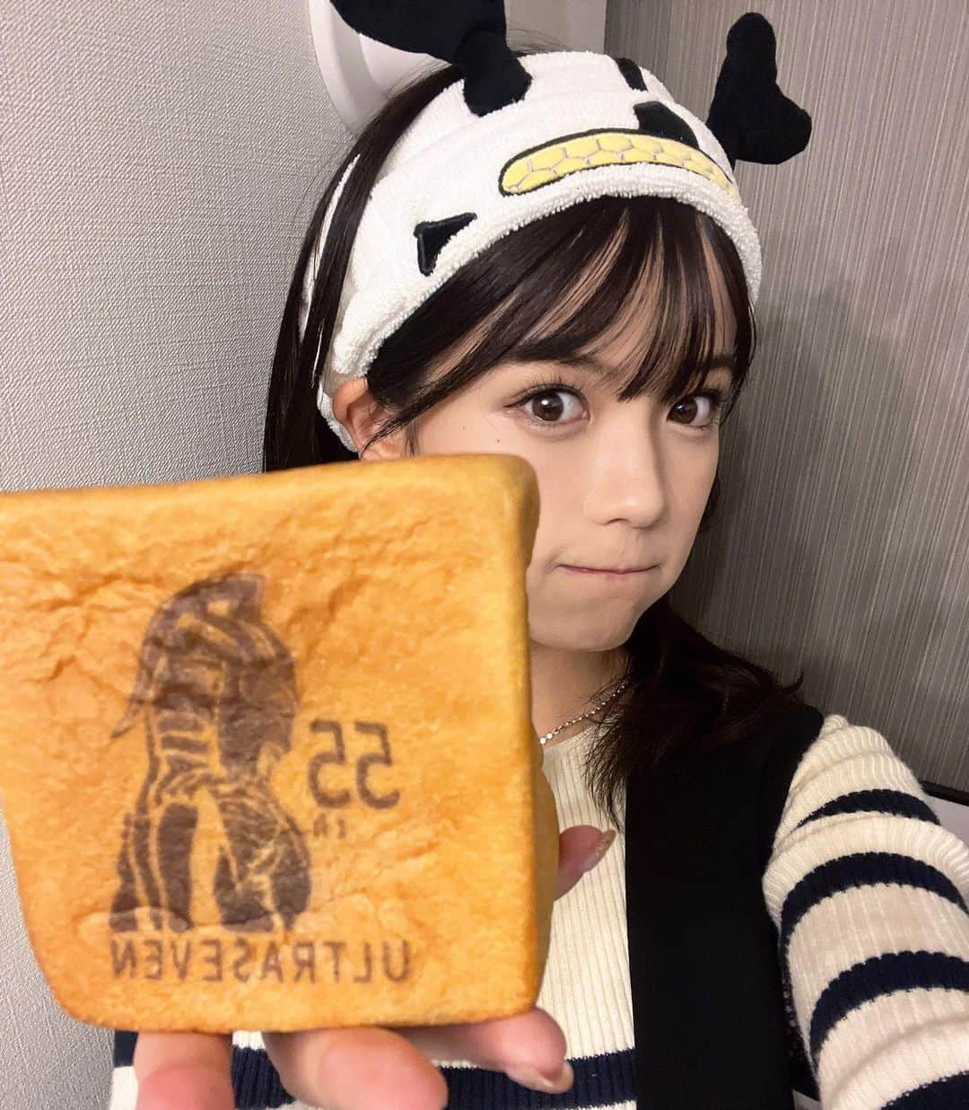 村山優香のインスタグラム：「下北沢ウルトラタウンフェスの パン屋さんで ウルトラセブン55周年のパンゲット🍞 美味しすぎたよ～🤤  #ウルトラセブン   #ウルトラタウンフェス」
