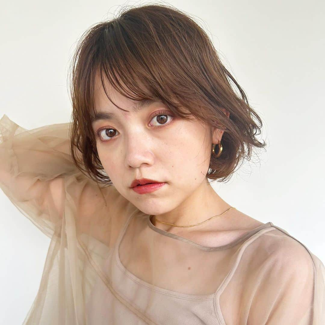 浦和の美容室、美容院｜COVER HAIRカバーヘアーさんのインスタグラム写真 - (浦和の美容室、美容院｜COVER HAIRカバーヘアーInstagram)「. 見て頂きありがとうございます💕 来ていただいたお客様を綺麗にしたい一心で、なりたいデザインにお手伝いさせていただいております✂ . 美容師選びどうやって選んでますか？😳 値段？？なんとなく？？近いから？？ どれも間違えてないと思います！ . . 声を大にして言いたいこと！！ ヘアスタイルで人生は変わります🥺💕 自分に自信がついて、周りに褒められて 仕事や学校で上手くいく、そして笑顔になれるお客様を沢山見させていただきました☺️✂ . 【悩んでる方へ】 ・ボブやショートボブが得意です◎ ・家でもできるスタイリング方法お伝えします◎ ・可愛くします◎ ・広がりを収めます◎ . 【カット】 自分で再現できるカットをしています！ 乾かすだけでもまとまる可愛い💕 お家でスタイリングしやすいを心がけています！ . . @coverhair_official @coverhair_recruit @lupin_1969  . . #美容師 #美容室 #ボブ #ショート #ショートボブ #埼玉 #ショートヘア #切りっぱなしボブ #ボブヘアー #大人ショート #前下がりショート #30代ヘアスタイル #耳掛けショート #埼玉美容室 #ハンサムショート女子 #20代ヘアスタイル #結べるボブ #ボブショート #埼玉美容師 #ハンサムボブ #大宮ショート #浦和ショート #埼玉ボブ #埼玉ショート #埼玉ショートボブ #大宮ボブ #大宮ショートボブ #浦和ボブ #川口ショート #川口ボブ」11月1日 19時00分 - coverhair