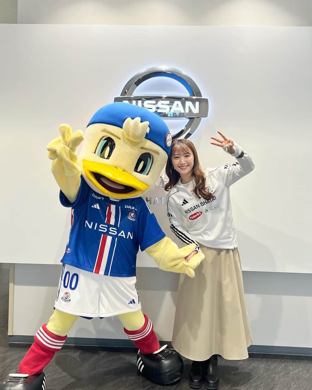 小山愛理のインスタグラム：「⁡ 昨日のトークショーの写真📷 マリノスケと日産ポーズ🚙✨ ⁡ ケツメイシ「SWEET BABY」の日産ルークスダンスの動画、マリノスケバージョンも公開されてたけど、完璧でかっこよかった🕺🏻💙 ⁡ ⁡ #fmarinos#日産車体#マリノスケ」