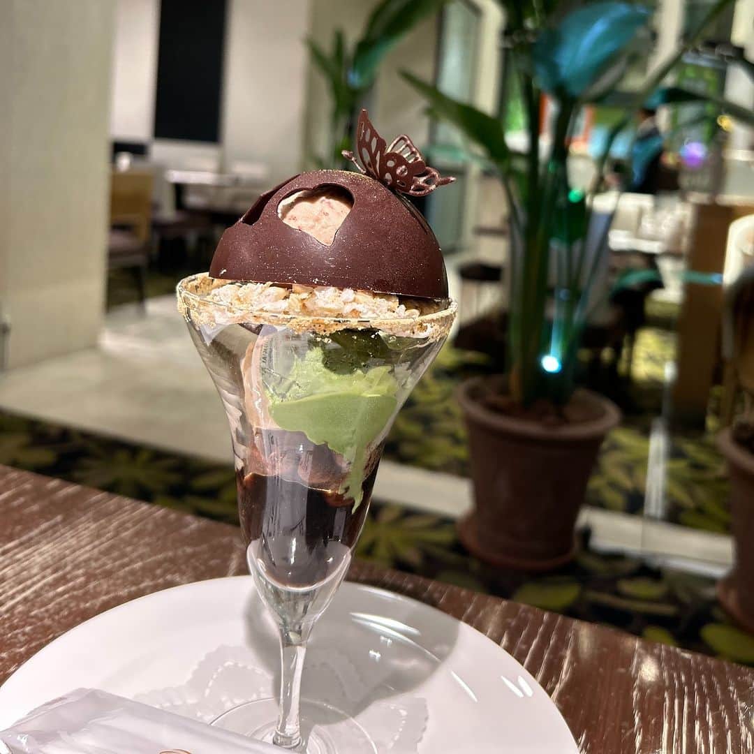 ホテルニューオータニ博多さんのインスタグラム写真 - (ホテルニューオータニ博多Instagram)「【まもなく終了📣食後の一杯を表現した、大人のご褒美パフェ☕】  『和の珈琲パフェ～heartful～』  程よい苦さのチョコレートドームを割ると、中にはバニラあんこアイスクリームが。ほんのりと甘い小豆の香りが広がって、ドームのチョコレートの甘さとの相性をお楽しみください。 ドームを支えるのは、香ばしい香りとザクザクとした食感が特徴的なポンポンおこし菓子。少し硬いので、アイスにつけて柔らかくして食べるのもおすすめ。  下の層には、食後でも食べやすいように甘さ控えめな抹茶アイスとほうじ茶ジェラートをトッピング。さらに下には苦めのコーヒービーンズチョコレートやコーヒー寒天を入れることで、大人の味に。溶けたアイスと一緒に食べるとまろやかな苦みに。  大人の苦みと甘さの程よいバランスが、“食後の一杯”にふさわしい一品です。  [期間]　～10月31日（火） [場所]　バー カステリアンルーム（B1）〈提供時間〉17：00〜22：00 　　　 カフェ＆レストラン「グリーンハウス」（1F）〈提供時間〉 11:30～21:00 　　　　日本料理 千羽鶴（14F）〈提供時間〉 11:30～14:00　/　17:00～20:30 [料金]　￥2,200　※サービス料別  【ご予約・お問合せ】 TEL：092-714-1111（代表） @newotani_hakata_official  #パフェ #シメパフェ #大人のパフェ #ご褒美パフェ #パフェ部 #パフェ活 #締めパフェ #パフェ好きな人と繋がりたい #ホテルスイーツ #スイーツ好きな人と繋がりたい #スイーツ巡り #スイーツ部 #福岡ホテル #福岡カフェ #カフェ巡り #福岡スイーツ #hotelnewotanihakata #newotnaihakata #ホテルニューオータニ博多 #ニューオータニ博多」10月23日 16時28分 - newotani_hakata_official