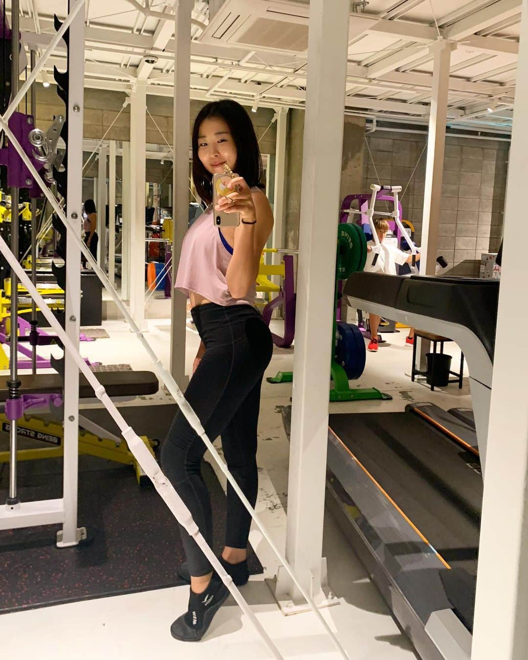 megumiのインスタグラム：「東京にちょっとだけ行ってました！ジムにも行けました〜！ 与論島にないマシンでお尻を追い込めてサイコーでした🍑 　 東京で色々食べて慢性的にお腹いっぱーいな状態だったけど、トレーニングしたらお腹がすごく空いて、筋トレってすごいなって改めて思いました😮‍💨🧡  #与論島ジム #ヨロンジム #ヨロンフィットネス #ヨロントレ　 　 　 　 　 　 　 　  #healthylifestyle #healthybody #健康美 #naturalbeauty #ボディメイク#bodymake #フィットネス #fitness #fitnessgirl #フィットネス女子 #メリハリボディ#fitnessmodel #フィットネスモデル  #美容 #アンバサダー #筋トレ #筋トレ女子 #お尻トレーニング」