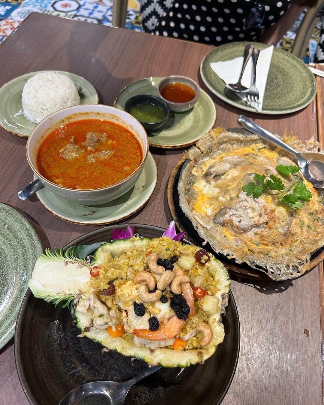 愛咲りりさんのインスタグラム写真 - (愛咲りりInstagram)「タイのおいしいたち。 チョコレート屋さんはトムヤム味のチョコ食べたくて行った🍫  #thailand #bangkok #hotel #cafe #海外旅行 #タイ #バンコク #ホテル」10月23日 16時32分 - ririco_1105