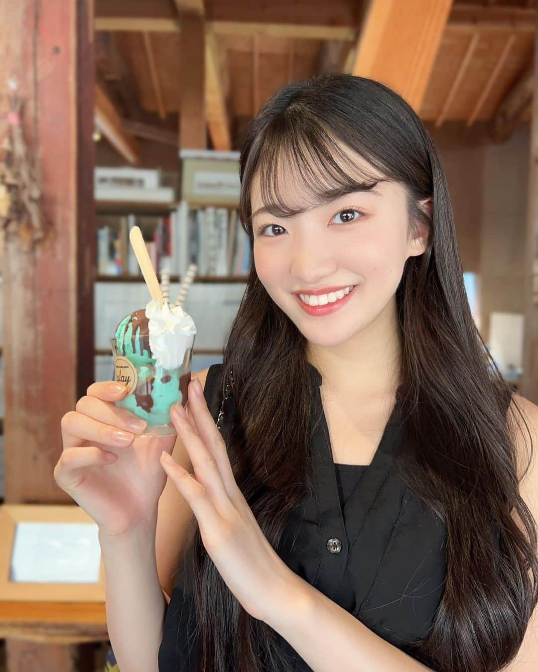 OCHA NORMAのインスタグラム：「. 中山夏月姫です🤍  もう夏は完全に終わりましたね…  今年の夏は沢山アイスをたべて 暑い夏を乗り切れました🍨  1番好きなアイスは 圧倒的にチョコミントです🍀*゜ ｢チョコミン党｣の皆様？✋  夏月姫の愛してやまないお店💕 いつもありがとうございます✨️  石川県に来た時は絶対に 行くべにお店です☁️𓈒 𓂂𓏸 夏月姫もまた行こーっと☺️  #ocha_norma #オチャノーマ #ハロプロ #中山夏月姫 #カフェ #チョコミン党 #チョコミント #石川県 #アイス」