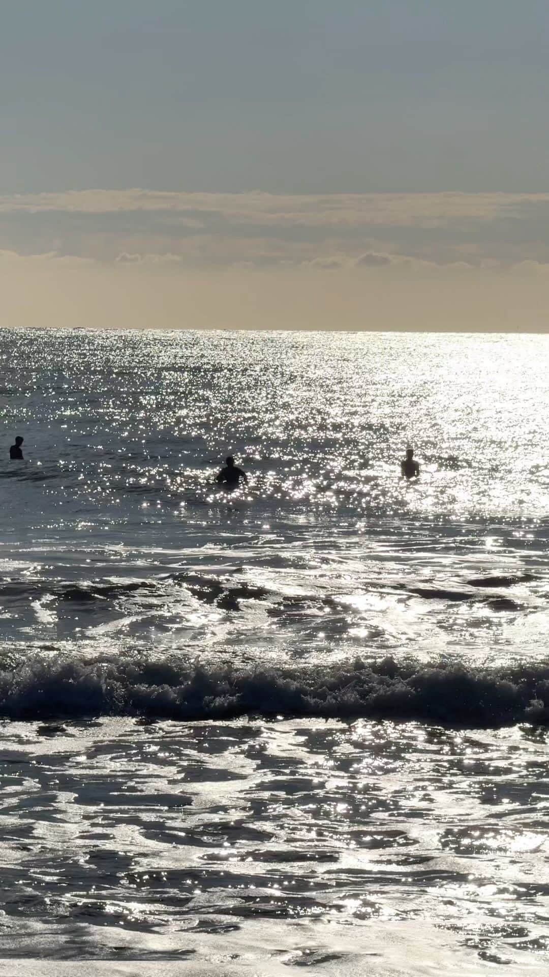 Isseki Nagaeのインスタグラム：「Small waves morning #smallwaves #surfinglife  並み小さすぎて草！」