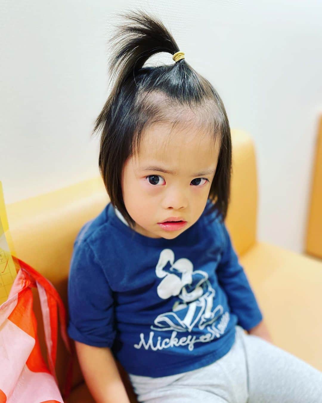 桜田聖子さんのインスタグラム写真 - (桜田聖子Instagram)「テルマ、明日から心室中隔欠損症の、カテーテル検査で、３日間の入院です🍀  入院前の検査などで、先週と今日と立て続けに外来。  先週が採血があったから、今日も痛いことをされるのかと、小児科の待合室で、ずーっと険しい顔してました🤣  今日は、痛いこともなく終わって、ホッと一安心のテルマ。  １・2枚目の写真が受診前で、３枚目以降が、終わってから😆分かりやすい笑  さぁて！明日から入院して、明後日は麻酔をして、カテーテルを入れての検査。またまた痛い思いをしなきゃだけど、心臓や肺の状態を診る大切な検査だから、頑張ろうね👍🏻  私も久しぶりの付き添いだぁー🍀  #downsyndrome #specialneeds #trisomy21 #ダウン症 #ダウン症候群 #トリソミー21 #4歳3ヶ月 #成長記録 #生まれてきてくれてありがとう  #心室中隔欠損症  #男の子ママ  #男の子 #boy #ダウン症ボーイ #trisomy21boy」10月23日 16時40分 - seikosakurada