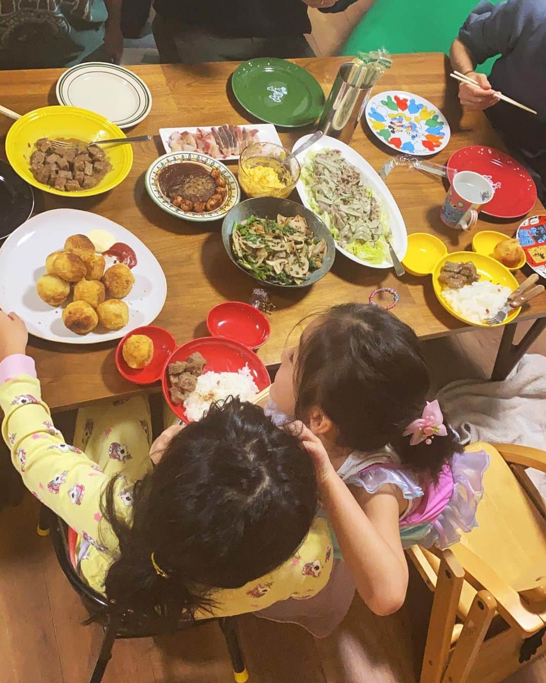 西山茉希さんのインスタグラム写真 - (西山茉希Instagram)「2人を産んでから、ダイニングテーブルからローテーブル生活になった我が家。  捕まり立ちの練習になったり、 上げ下ろしのいらない食卓になったり、 小さな2人の為に選択したローテーブル。  #一番の成長記録スポット #色んなご飯が並んだし #色んな仲間と囲んだし #色んな思い出乗っけてくれた  大きくなった2人には、 "ロー"過ぎる"テーブル"になりました。  このテーブルだったから、 茶色飯が馴染んでくれました🤎  このテーブルだから、 集うみんなが近くに感じられました🤎  素敵をたくさんくれました🎁  #卒業 #長身姉妹 #ダイニングテーブルへ  感謝を込めて、残り数日を食べよう😋😋😋✨」10月23日 16時41分 - maki.nshiyama50