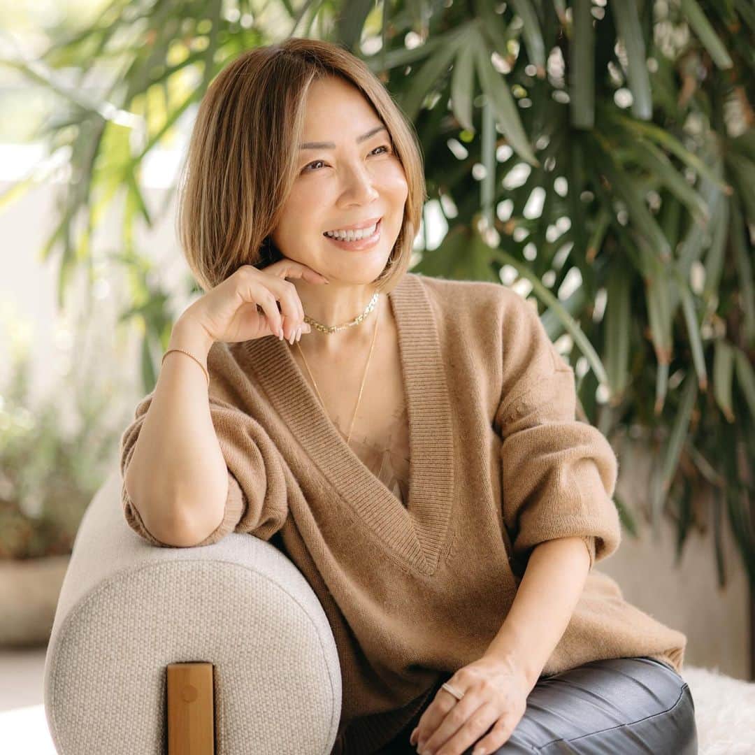ヒロコグレースのインスタグラム：「久々に超多忙期😰 やっても、やっても、 終わらないー。  プロジェクトの同時進行が 多すぎたなぁって反省中。  ほっと一息、 久々にパティオに座って、 赤ワイン🍷片手に、  大きく、深く、深呼吸呼してたら、 頭がスッキリした♡  毎月届くワイン🍷は、 @air.winery  自分へのご褒美♡  もうすぐクリスマス🤶  自分にジュエリーを ご褒美でプレゼントしよって思って、 デザインを考え出したら、、、 満遍の笑顔に(2枚目)  またやる気になってきた。  みんなは、 ご褒美プレゼント何にしますか？  …  〈1月開講〉  パーソナルブランディング &ビジュアルスタイリング講座  本物しか通用しない時代。 自分の本質を洗練させ、 ビジネスのコアを磨き本物を表現する。  在り方と魅せ方を徹底的に磨いて、 自分の中に眠る “カリスマ性”を呼び起こしてみませんか。  詳細はプロフィールリンクから  #ご褒美ジュエリー  @maviejapan」