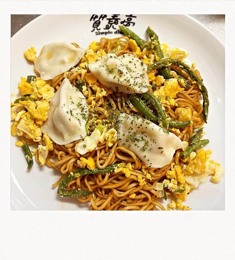 かせきさいだぁのインスタグラム：「本日の質素亭、マレーシア直送『板麵』❤️ようはピリ辛油そば！茹でた麺を湯切りして、辛い3種のソースを混ぜ合わせます。あーしは炒り卵と水餃子乗せました〜水餃子には魚醤かけてます。美味かった〜😋  #質素亭 #しっそ亭」