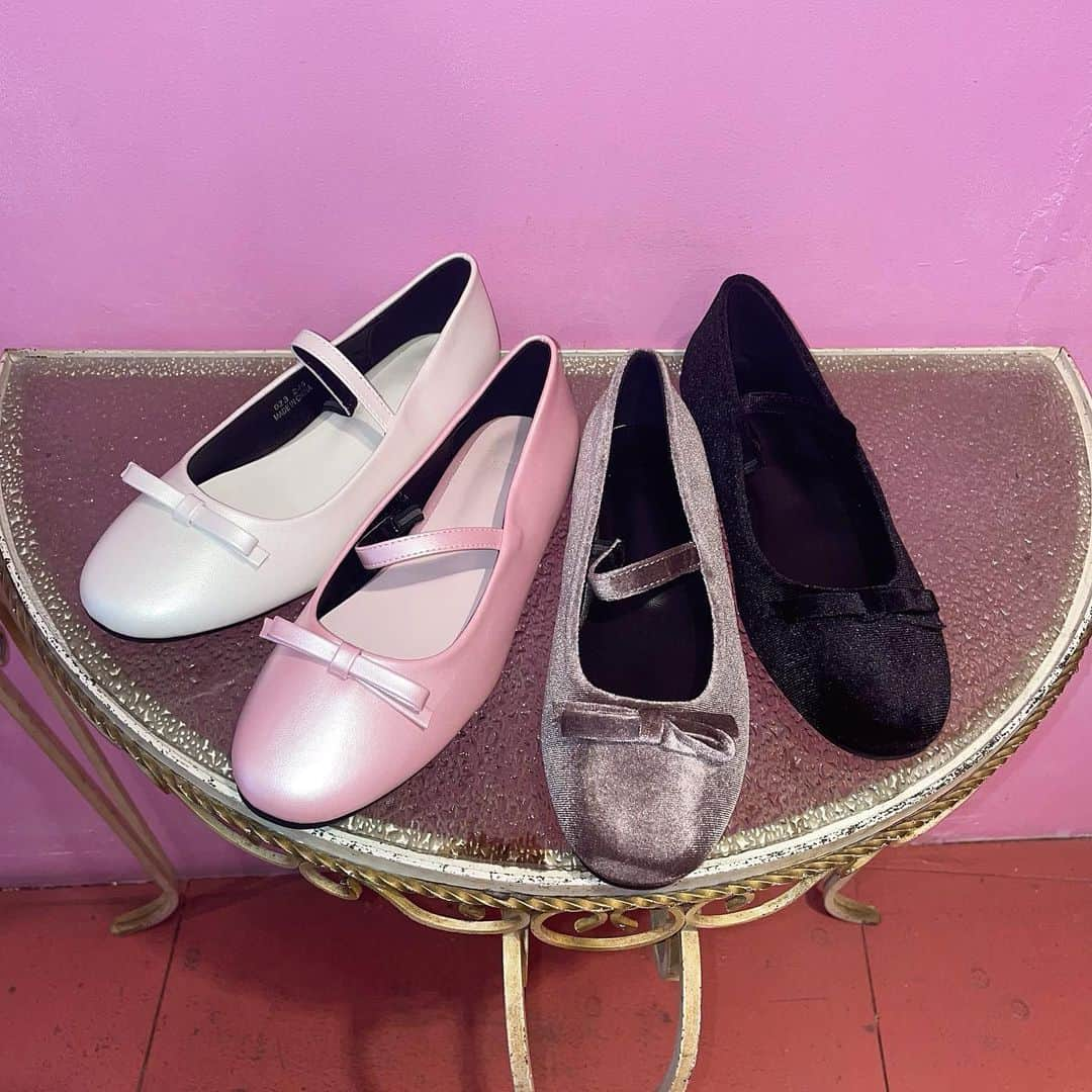 NADIAのインスタグラム：「♡~New in~♡  -ballet shoes🩰- ALL¥7,990(tax in)  これからの季節にぴったりな 色や素材が異なる4種類のバレエシューズが 入荷いたしました☃️🎀  ご来店心よりお待ちしております♡  #nadia#harajuku#balletshoes」