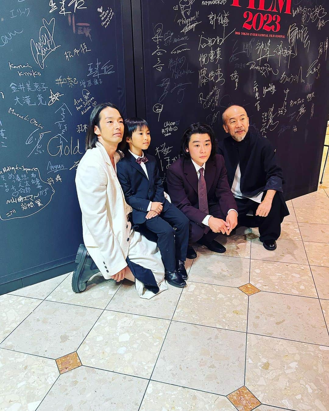 森山未來さんのインスタグラム写真 - (森山未來Instagram)「#ほかげ で東京国際映画祭のレッドカーペット歩かせて頂きました。 ぜひ皆さんに見ていただきたい作品です。  #衣装お似合いです、未來さん。 #11月25日公開 #ほかげ #塚本晋也 監督 #塚尾桜雅  #河野宏紀 #森山未來」10月23日 16時47分 - mirai_moriyama_official